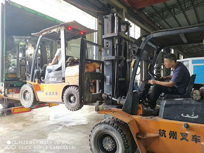 機頭裝柜.jpg 機頭裝柜.jpg